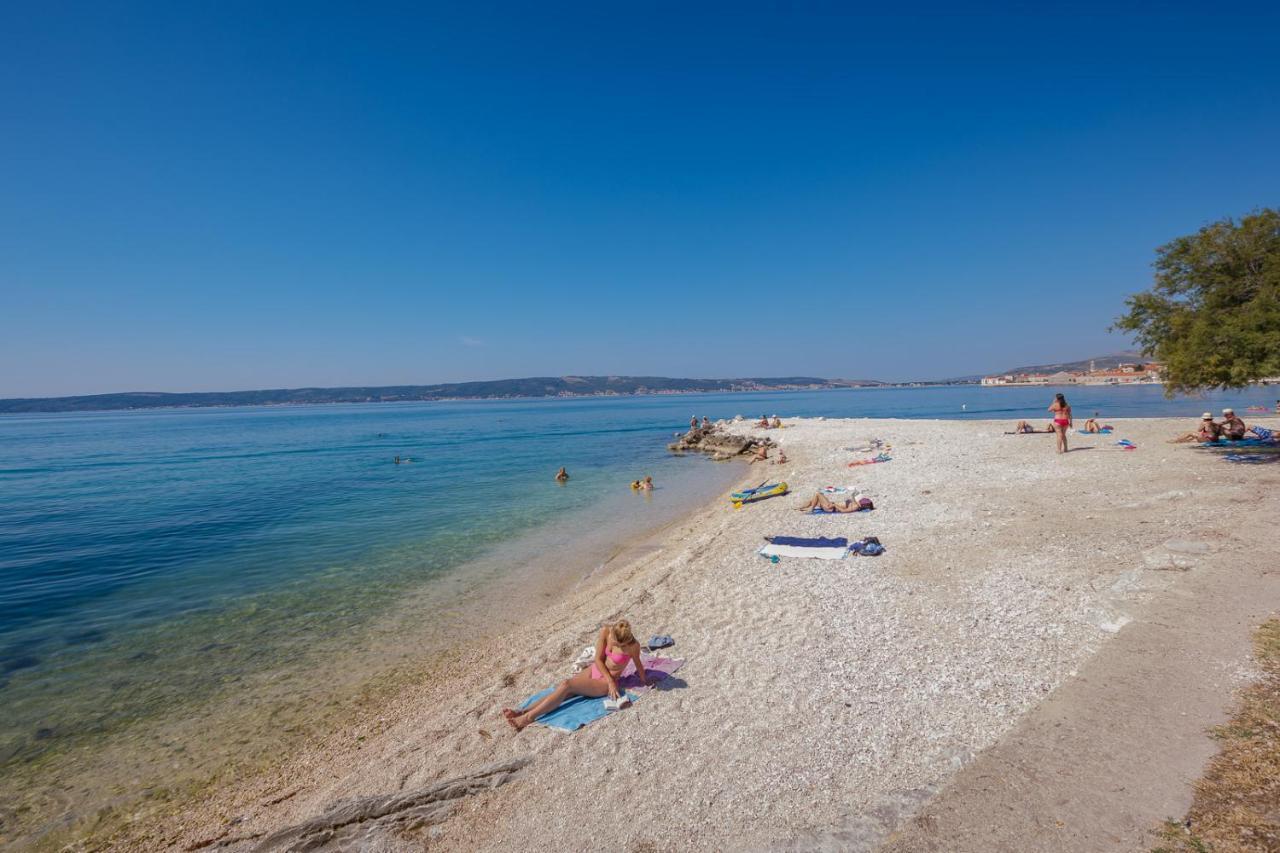 Apartman Ll S Pogledom I Izmedu Splita I Trogira Su Kastela Dalmacija Hrvatska ภายนอก รูปภาพ