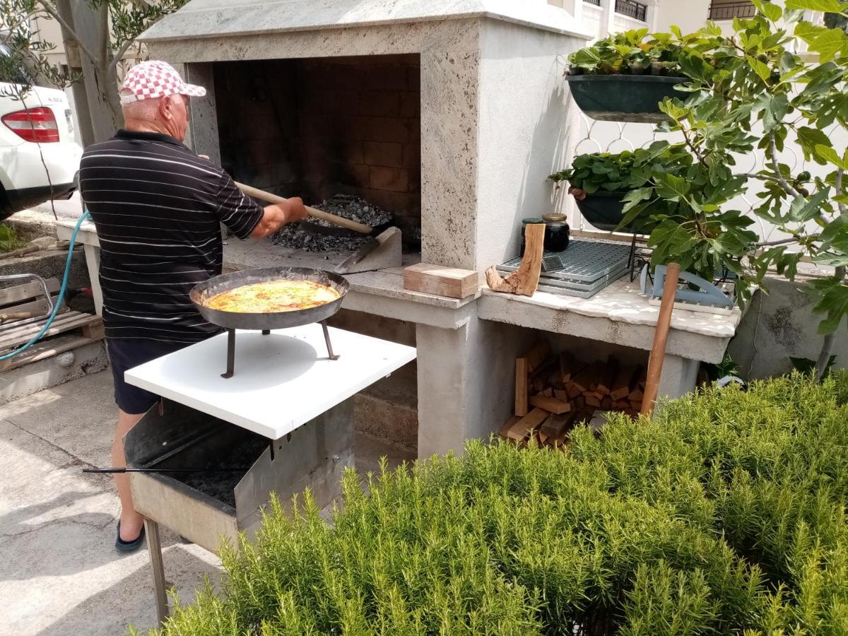 Apartman Ll S Pogledom I Izmedu Splita I Trogira Su Kastela Dalmacija Hrvatska ภายนอก รูปภาพ