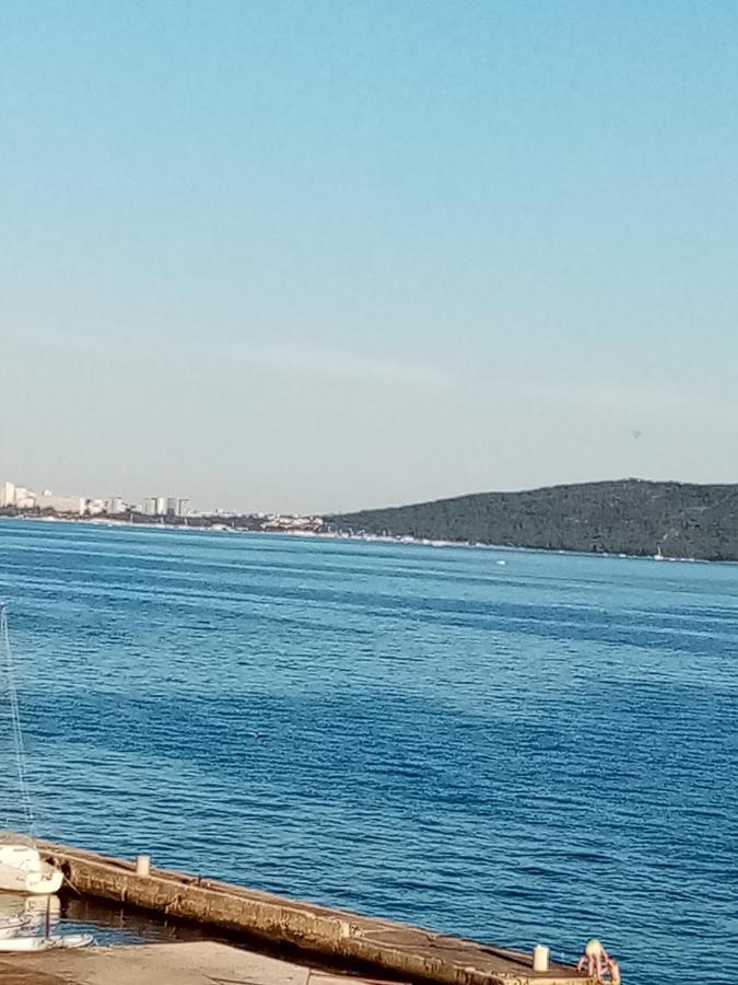 Apartman Ll S Pogledom I Izmedu Splita I Trogira Su Kastela Dalmacija Hrvatska ภายนอก รูปภาพ