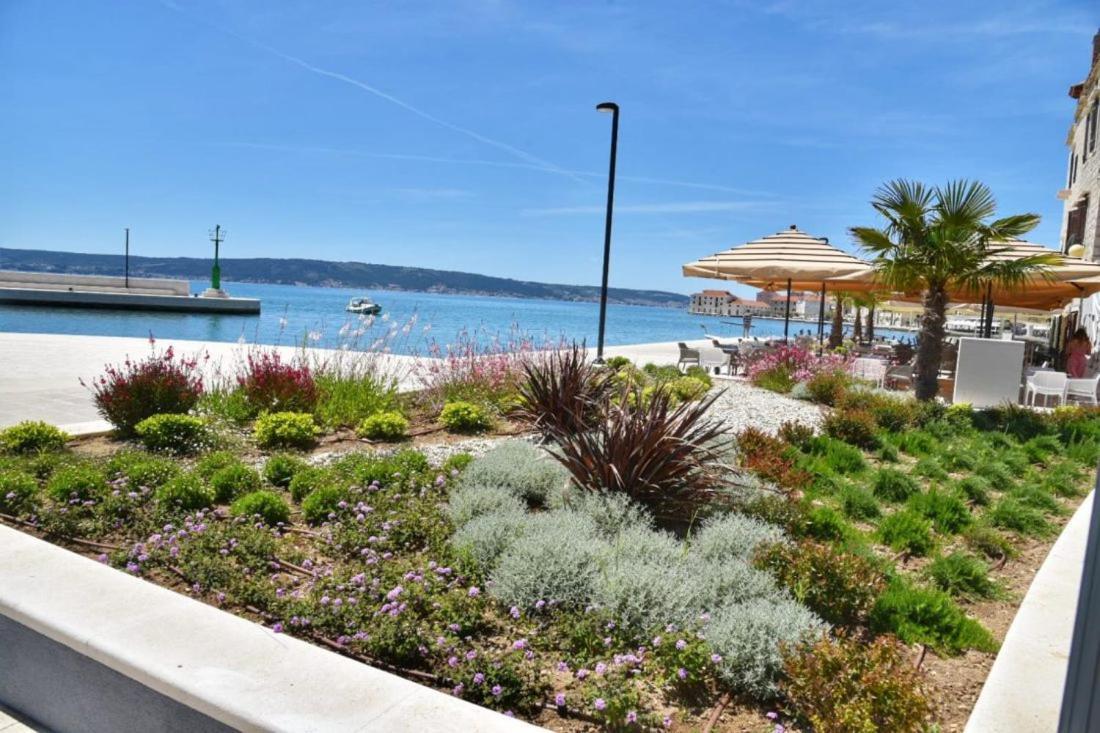 Apartman Ll S Pogledom I Izmedu Splita I Trogira Su Kastela Dalmacija Hrvatska ห้อง รูปภาพ